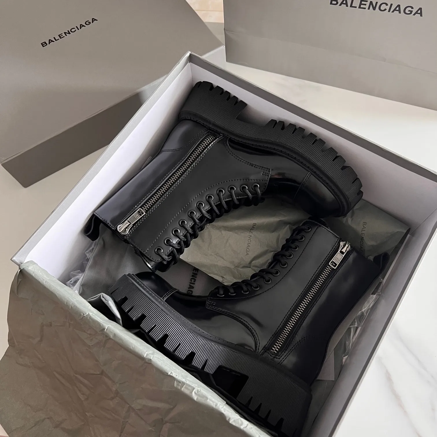 👟👟Ex-factory price 720👟👟 BALENCIAGA# Balenciaga's new big-toe derby shoes TRACTOR big-toe derby shoes loafers👞 Original medium-gloss open-edge beaded cowhide. Restrained and stylish. Matching the brand logo on the shoe cover. The rhythm of closing your eyes. The lining and feet are made of black silk cowhide. The texture is soft and delicate. The gear-shaped rubber outsole is 5cm higher. Size: 35-40 (customization of 40 pieces is not returnable)